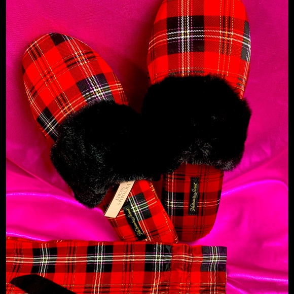 VICTORIA’S SECRET SLIPPERS 🛍 - Picture 2 of 2